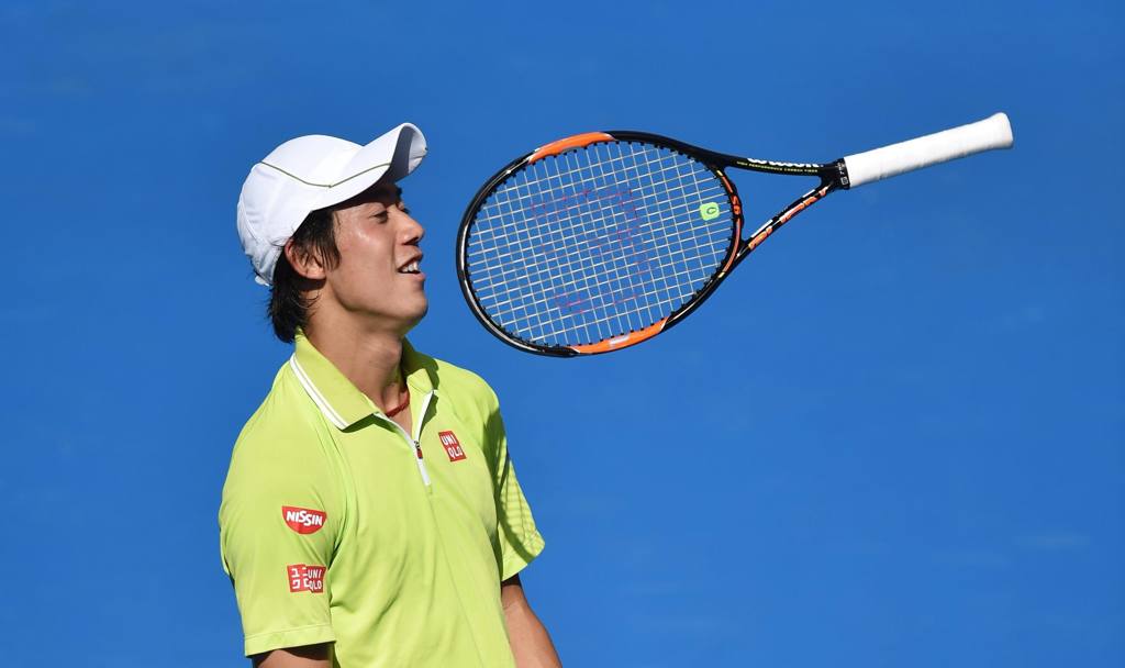 Kei Nishikori gioca con la sua racchetta durante il match con Stanislas Wawrinka ai quarti di finale degli Australian Open (Epa)